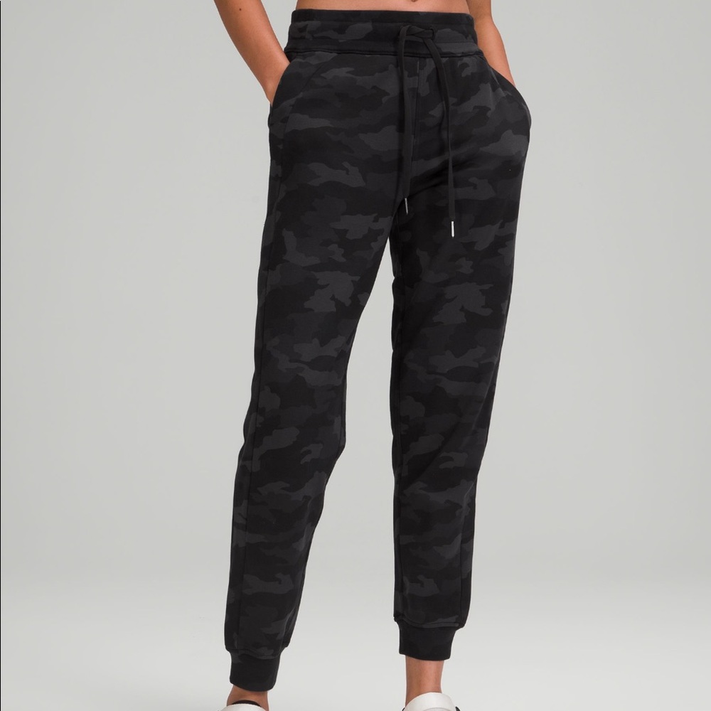 ⭐️⭐️LULULEMON SCUBA CAMO JOGGERS- SIZE 8